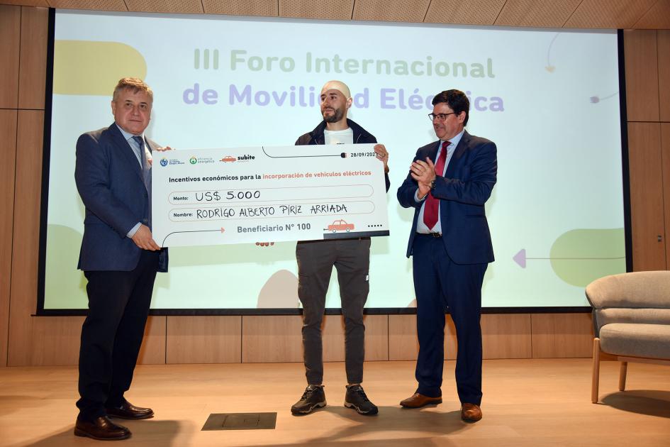 Paganini y Cantero entregan el premio al usuario 100 del programa Subite Ministro Omar Paganini entrega el premio al usuario 100 del programa Subite
