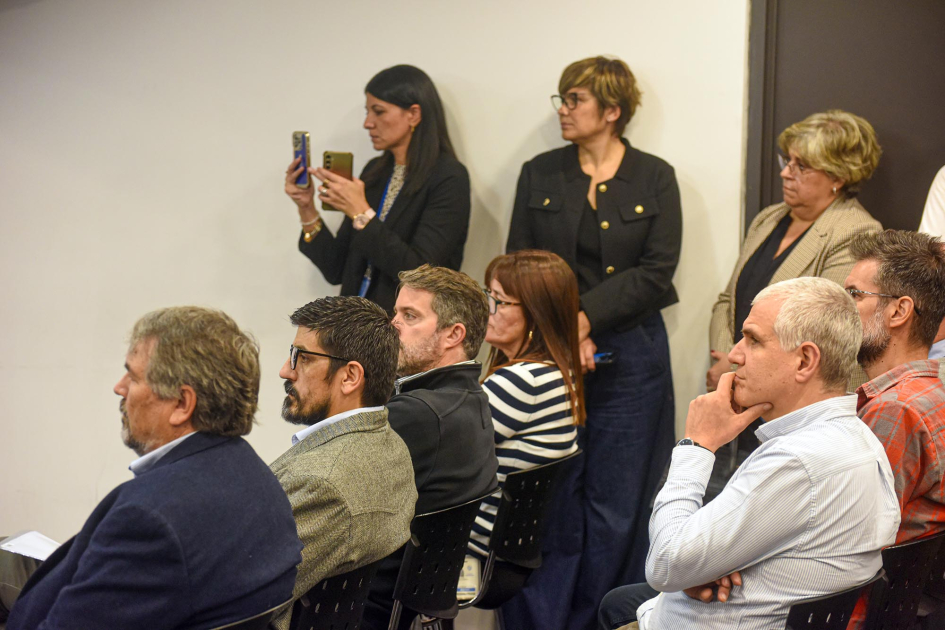 Público, sentado y de pie
