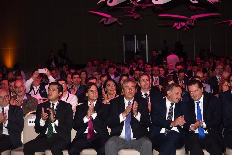 Presidente de la república junto al resto de autoridades Presidente de la república junto al resto de autoridades aplaudiendo discurso del ministro Paganini
