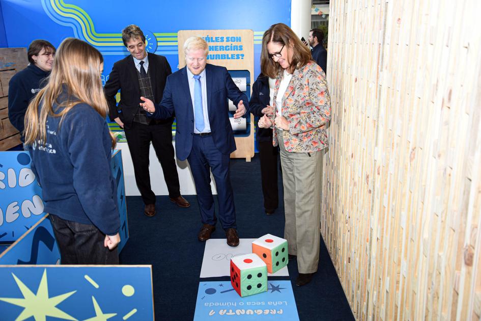 Los espacios de Eficiencia Energética del MIEM ofrecen propuestas lúdicas Ministra y director interactúan, junto a otras personas, en un laberinto