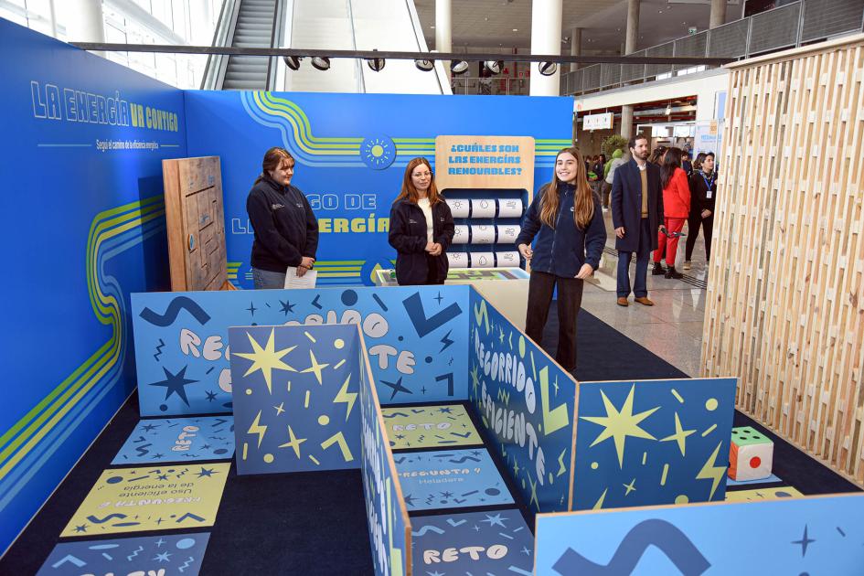 Espacio de Eficiencia Energética, en el primer piso Imagen de un espacio de Eficiencia Energética; hay un laberinto y jóvenes