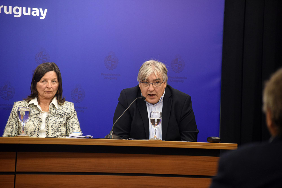 Paz habla, sentado junto a Zubillaga