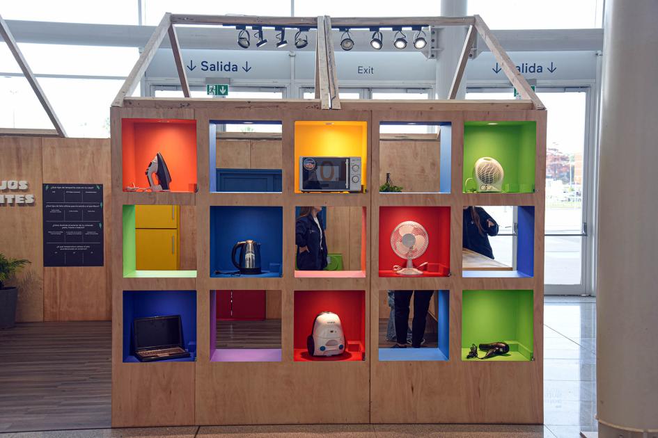 Espacio de Eficiencia Energética, en el primer piso Espacio de Eficiencia Energética; es una casa eficiente, con diversos colores