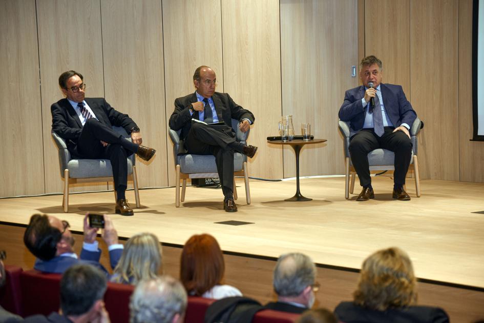Paganini junto al Ministro de Ambiente y a Felipe Calderón Panel de ministros