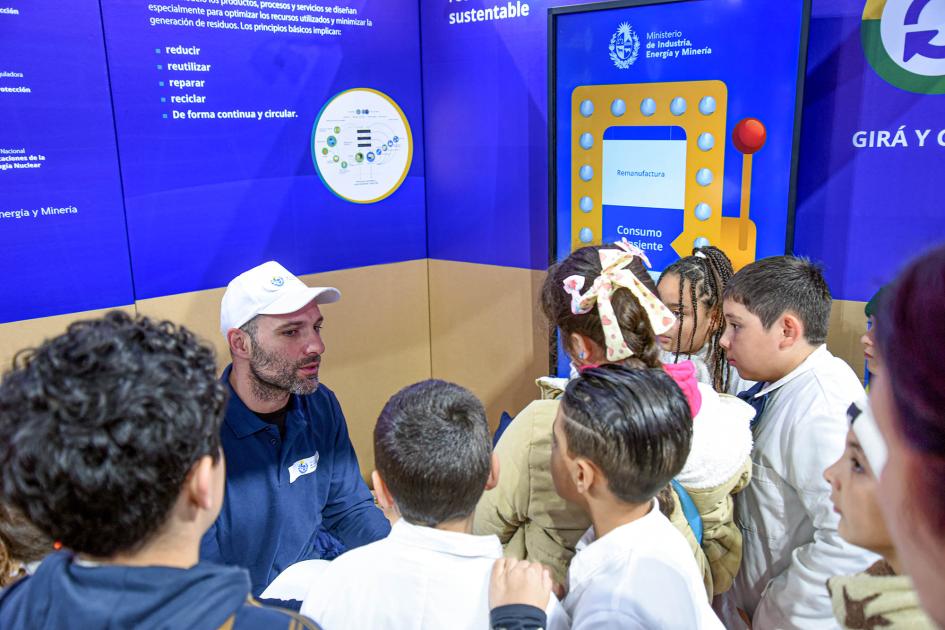 Alumnos de escuela visitaron el stand del MIEM Niños en el stand del MIEM