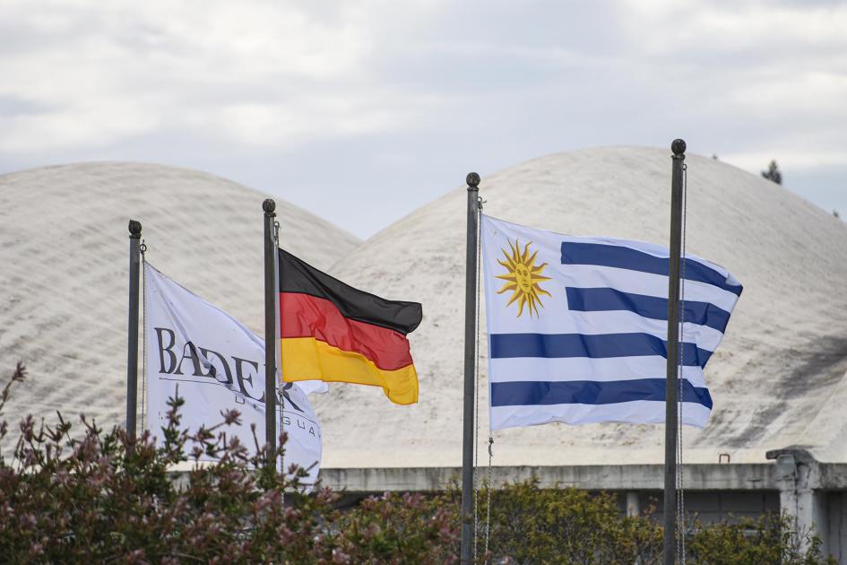 Banderas de Uruguay, Alemania y Bader afuera de la fábrica
