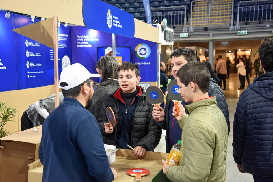 El stand del MIEM ofrece propuestas lúdicas para aprender jugando Adolescentes juegan al ping pong frente al stand del MIEM