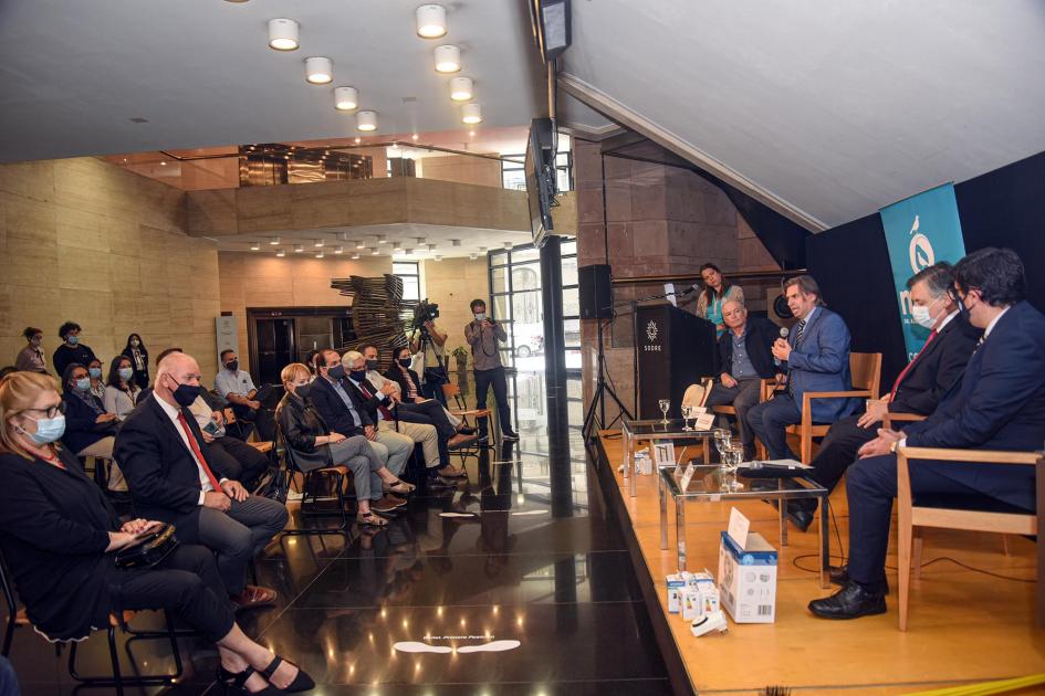 Mesa de autoridades y público Vista del público y la mesa de autoridades
