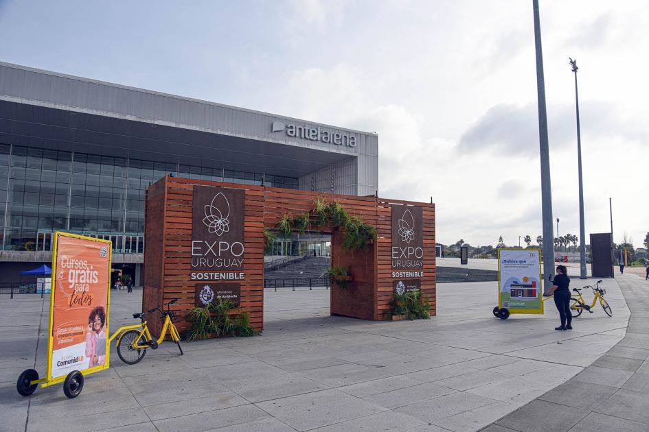 El evento se realiza en el Antel Arena hasta el 9 de junio Fachada de Antel Arena, con una puerta de madera con el logo de la Expo
