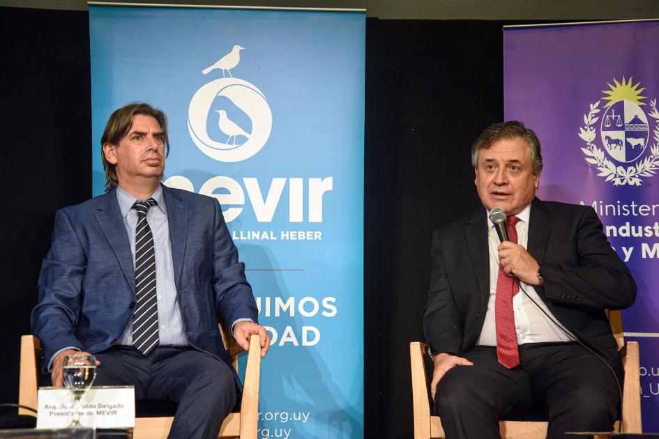 Habla el ministro Omar Paganini junto al presidente de Mevir, Juan Pablo Delgado