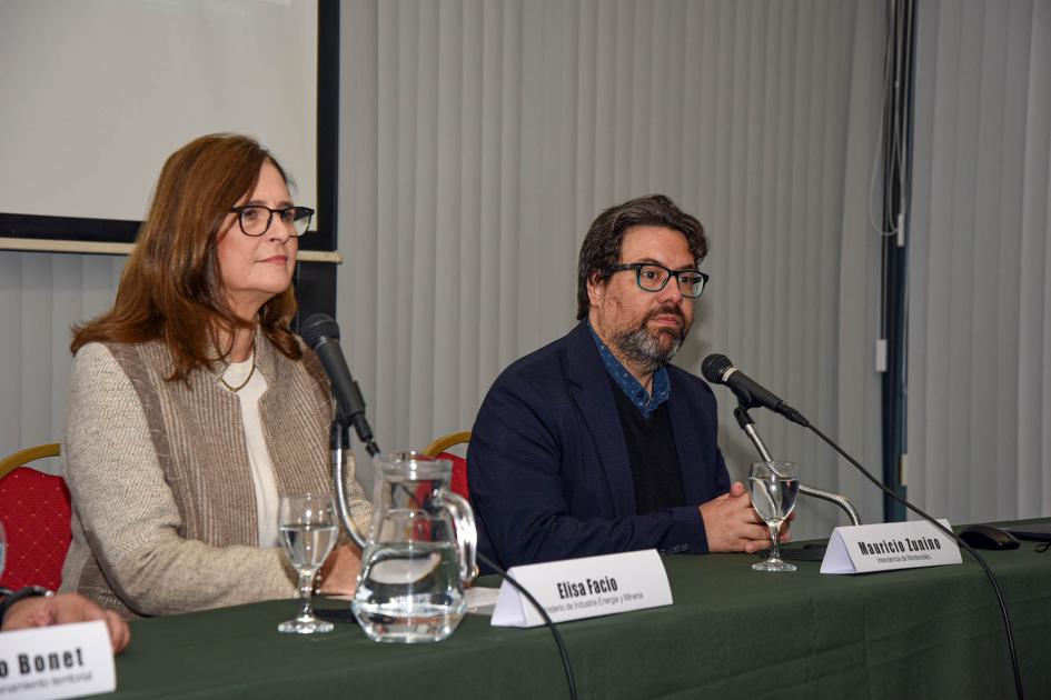 Intendente interino de Montevideo, Mauricio Zunino Intendente habla; a su lado, ministra Facio