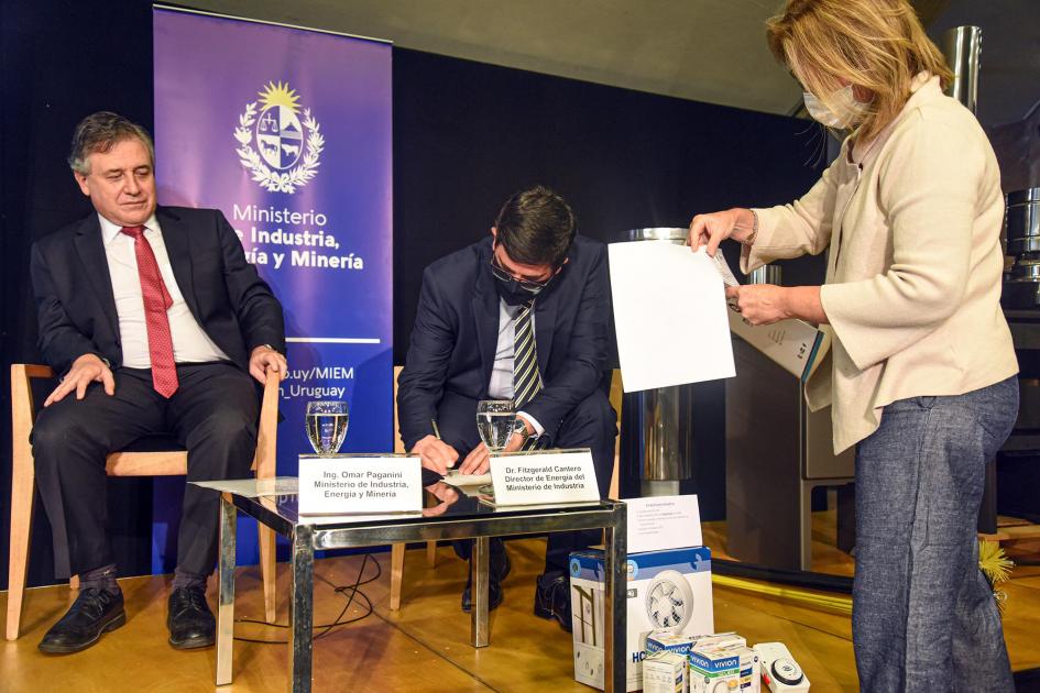 El director nacional de Energía, Fitzgerald Cantero, firma el acuerdo El director nacional de Energía, Fitzgerald Cantero, firma el acuerdo junto al ministro Paganini