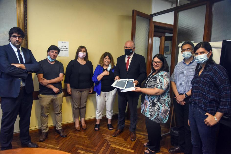 Integrantes de la CNECT muestran su documento final junto al subsecretario Verri Integrantes de la CNECT muestran su documento final junto al subsecretario Verri