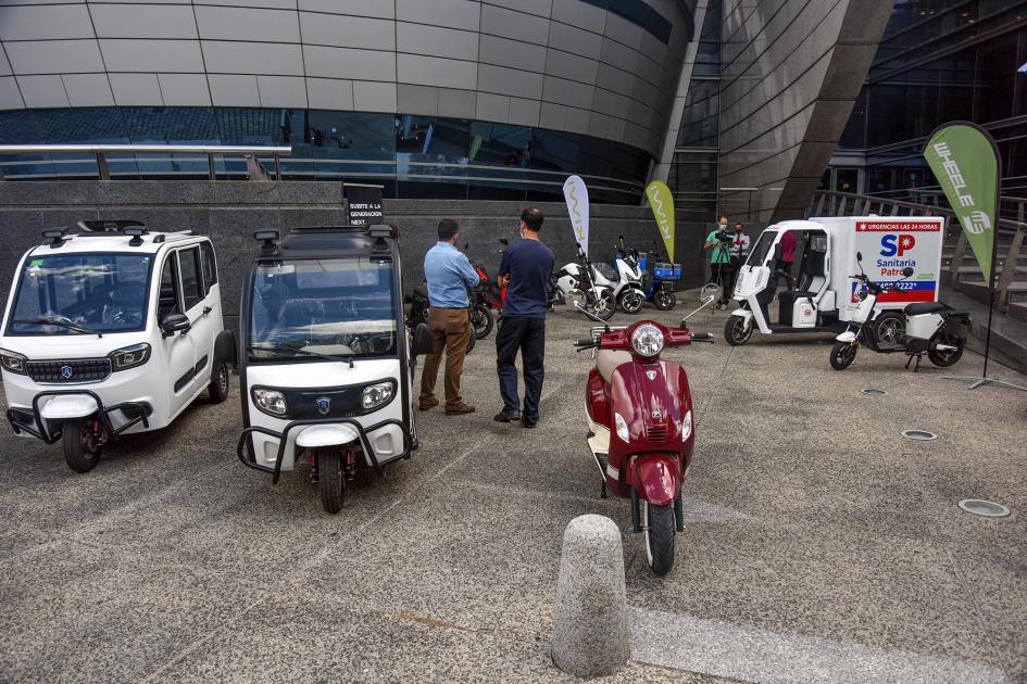 Motos y triciclos eléctricos presentados en el marco del programa Subite; están frente a Antel