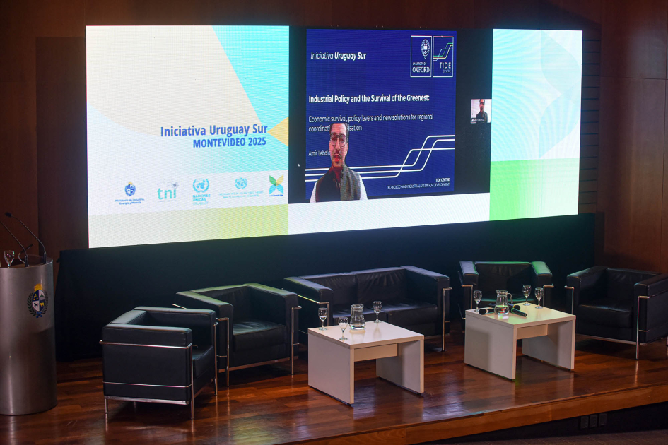 Amir Lebdioui, de TNI yTIDE Centre, fue el disertante de la última conferencia magistral Lebdioui se ve en una pantalla en la que aparece más texto