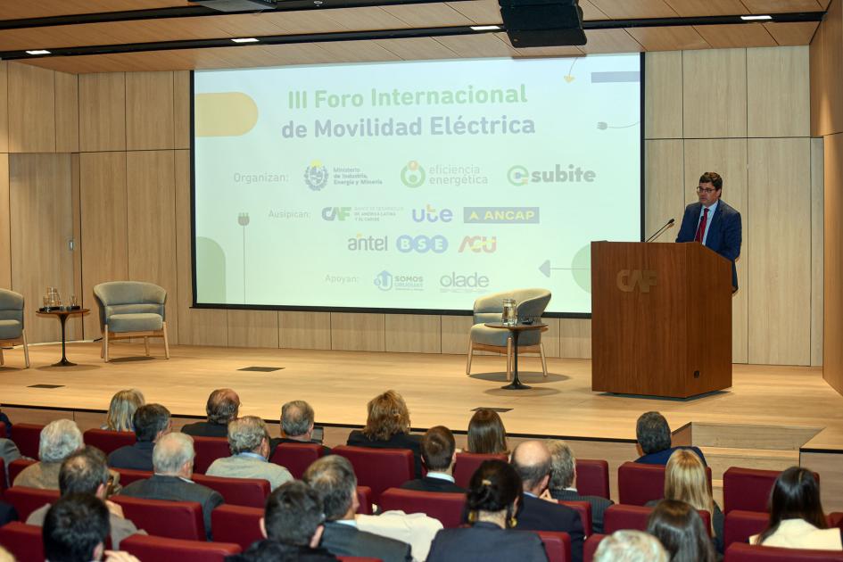 El Director Nacional de Energía da cierre al III Foro de Movilidad Eléctrica Cantero habla para dar cierre a este nuevo foro de movilidad