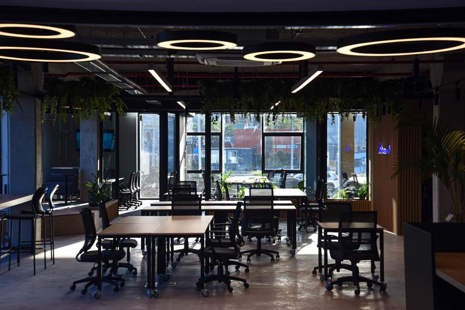 Instalaciones del nuevo campus Salón con mesas y sillas