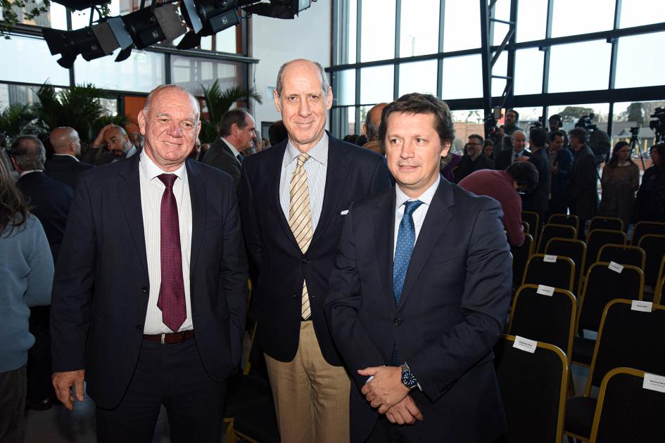 En el evento participó el subsecretario del MIEM, Walter Verri (izquierda) Verri sonríe junto a dos hombres