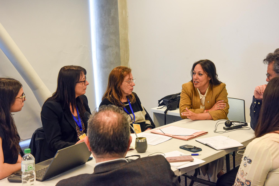 Segunda jornada del encuentro Ministra Cardona dialoga con otras personas; están sentadas