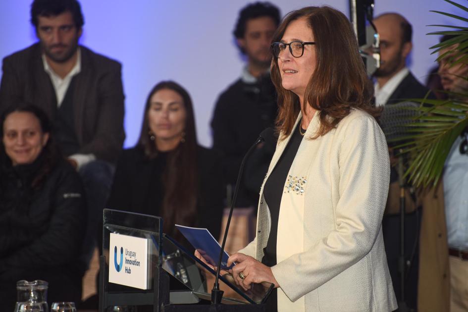 Ministra Elisa Facio Ministra Facio habla en un atril; detrás de ella, público