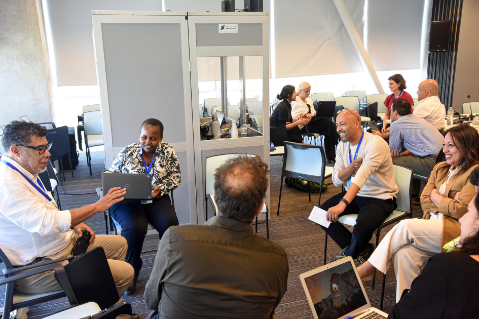 Segunda jornada del encuentro Personas dialogan, en círculo y sentadas