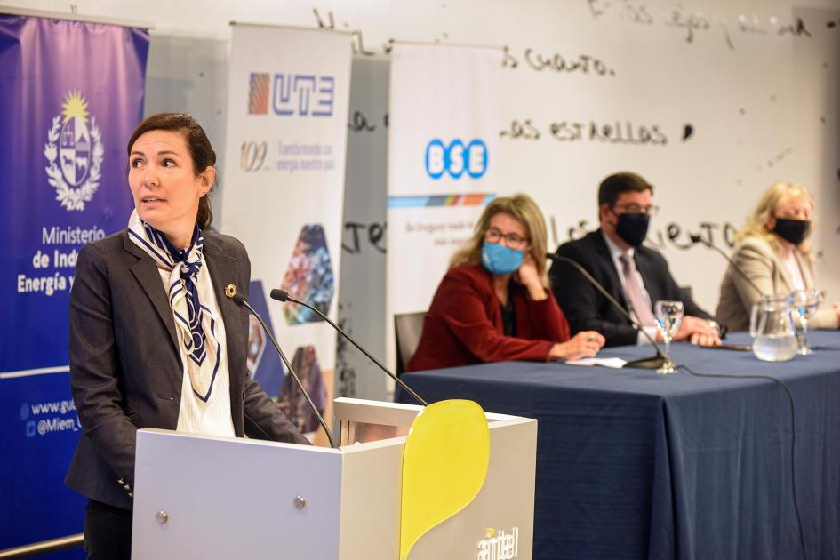 Presentación del programa Subite Técnica de DNE presenta información desde un atril; a su lado está la mesa de autoridades