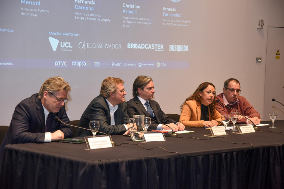 Mesa de autoridades; habla Cardona