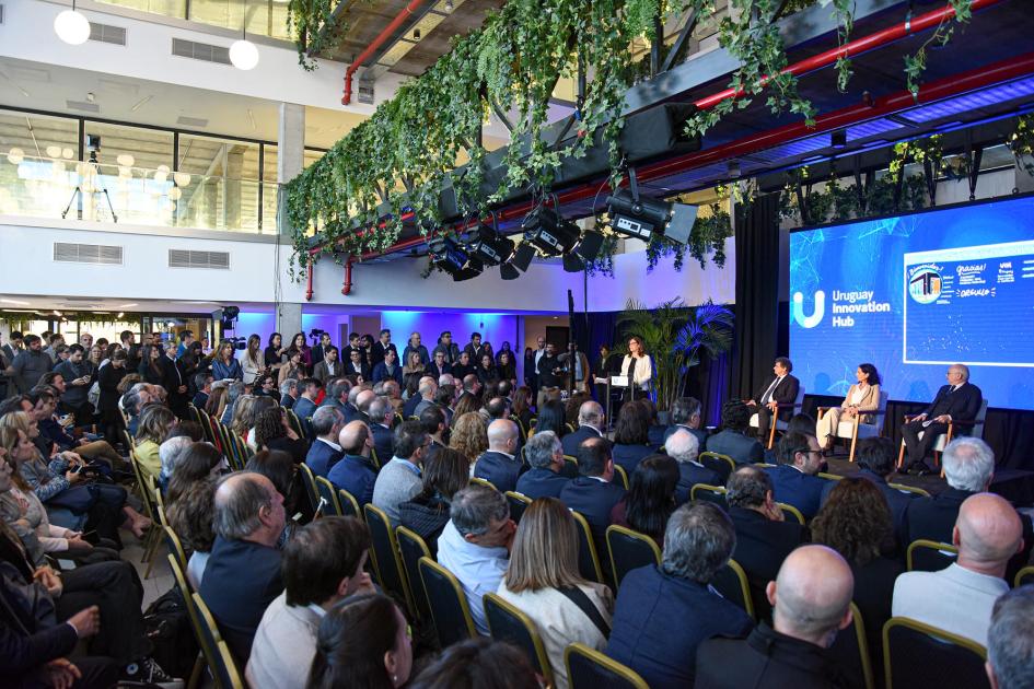 El lanzamiento se realizó en el nuevo campus, ubicado en el edificio Los Ombúes del LATU De cerca, público; al fondo, una pantalla y la ministra Facio; se ve el espacio, con varios pisos