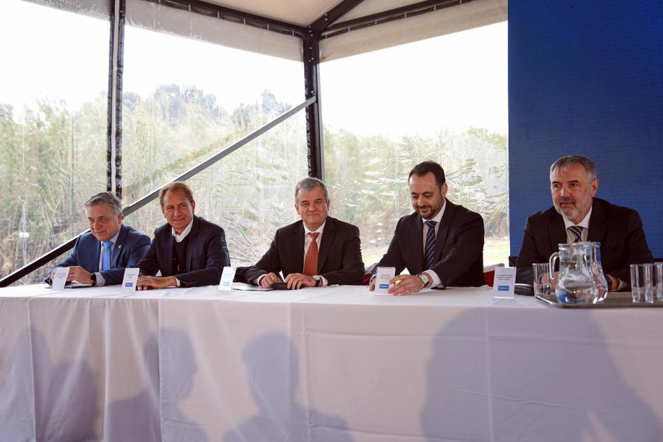 Mesa de autoridades Mesa de autoridades; son cinco hombres, incluyendo a Paganini