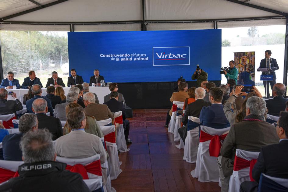 Vista de la carpa en la que se ralizó la actividad; hay numeroso púlblico y, al fondo, una pantalla