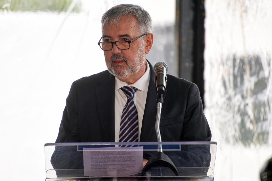 Ex director general de Virbac Uruguay, Eduardo Ottonelli Ottonelli habla desde un atril