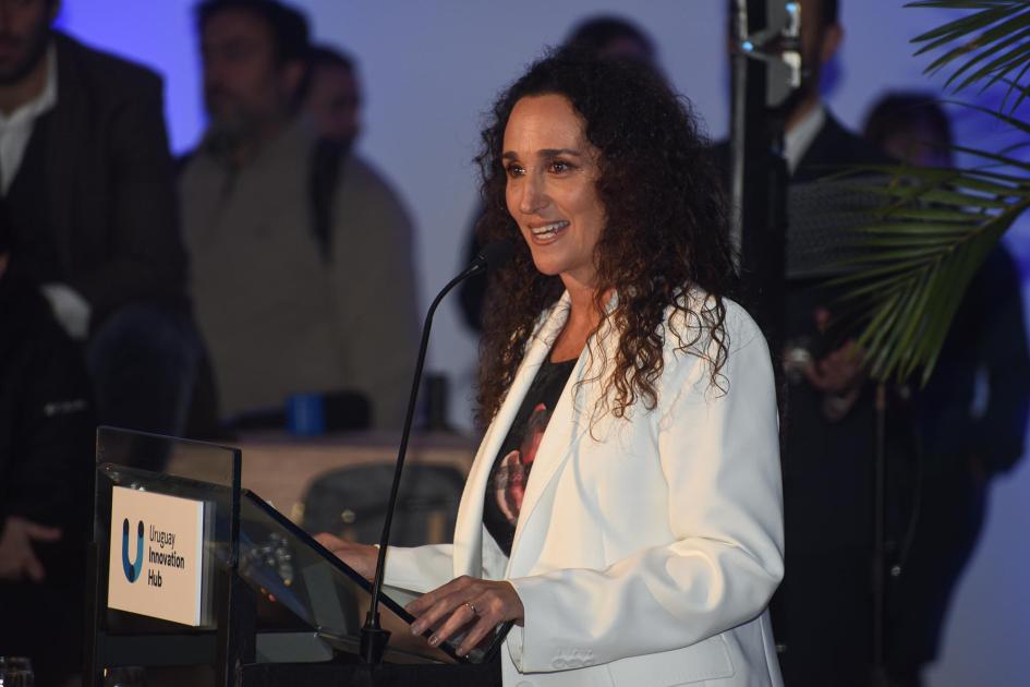 Directora ejecutiva de UIH, Sabrina Sauksteliskis Sauksteliskis habla en un atril; detrás, personas
