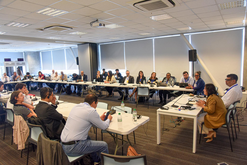 Segunda jornada del encuentro Personas sentadas en mesas en forma de "u"