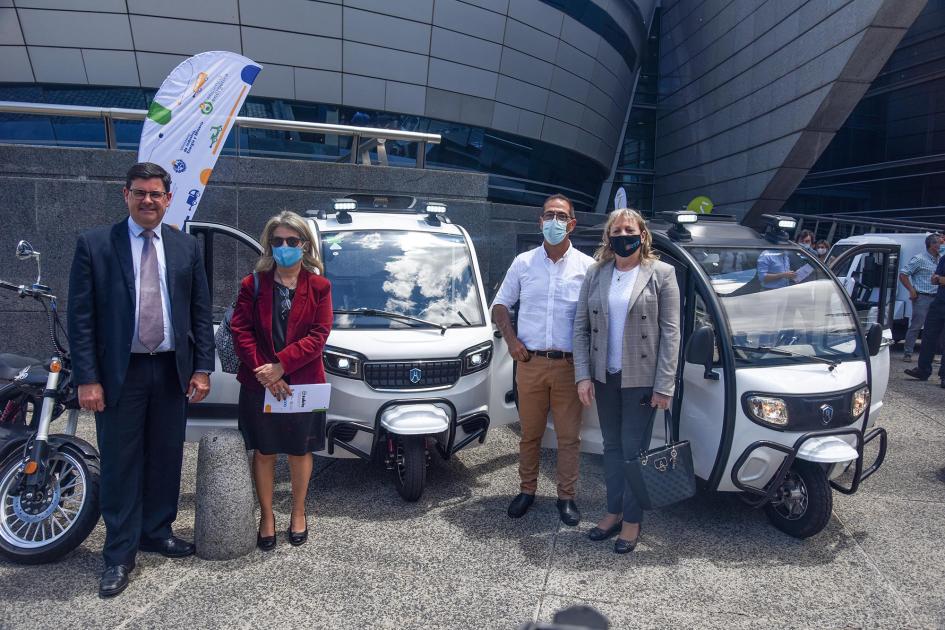 Recorrida de las autoridades Autoridades posan frente a los vehículos eléctricos