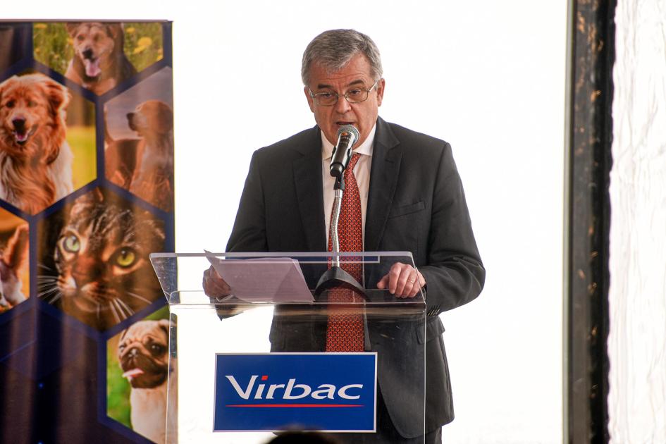 Director de Virbac para América Latina, Andrés Engelbreit Engelbreit habla desde un atril con el logo de Virbac