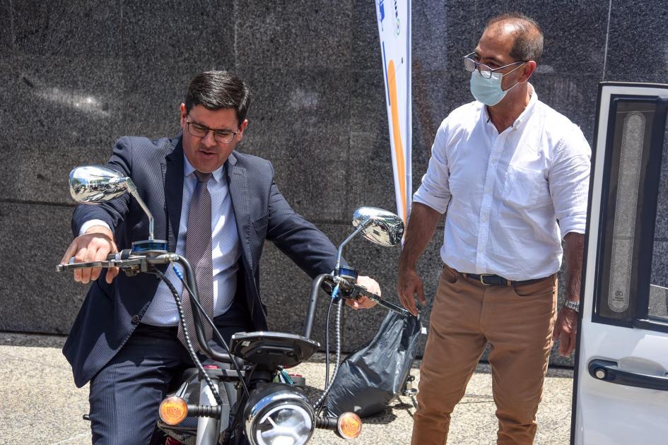 Director Fitzgerald Cantero prueba una moto eléctrica junto a un vendedor