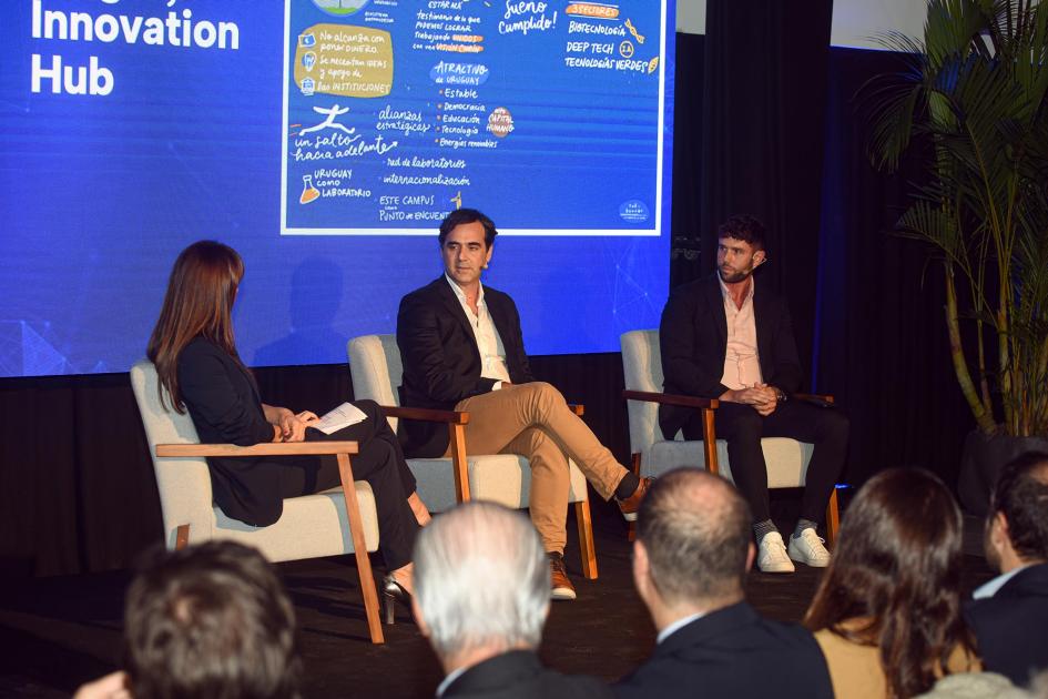 El espacio unirá a emprendedores, el sector público y la academia Emprendedores, siendo entrevistados; detrás, pantalla con fondo azul y dibujos