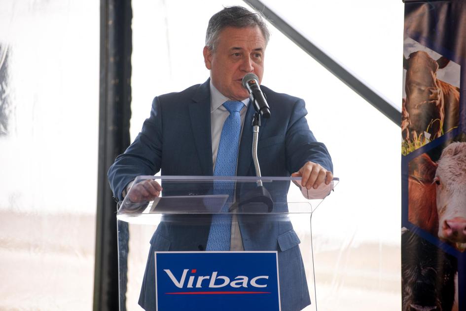 Ministro Omar Paganini Paganini habla desde un atril con el logo de Virbac