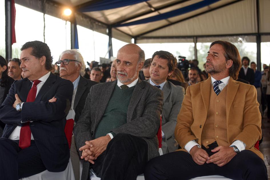 El presidente Luis Lacalle Pou participó del evento, junto a otras autoridades Primera fila de autoridades; se incluyen Lacalle Pou y Mieres