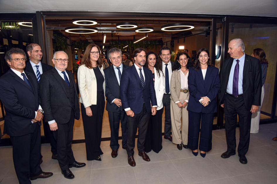 Autoridades presentes en el evento Autoridades, de pie