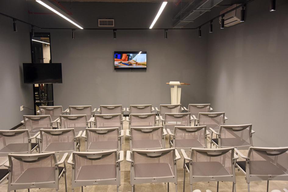 Instalaciones del campus Salón con sillas y pantallas