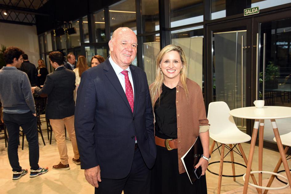 Subsecretario Walter Verr y coordinadora ejecutiva del CTFM, Inés Bocage Verri, junto a Bocage, en un salón vidriado; detrás se ven una mesa y personas