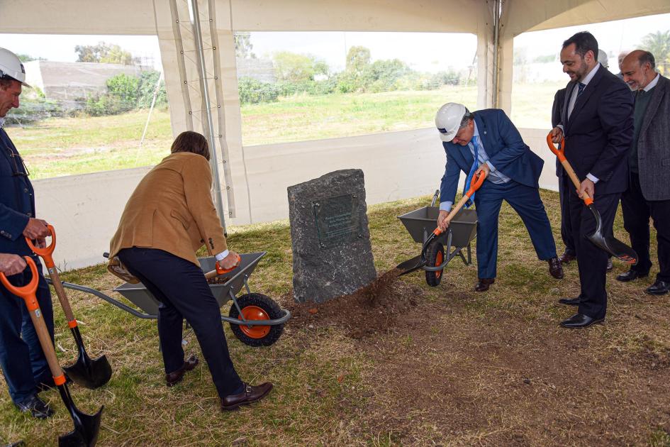 Colocación de la piedra fundamental de la nueva planta de Virbac Uruguay Autoridades, incluyendo Paganini, toman palas y cavan la tierra, simbólicamente