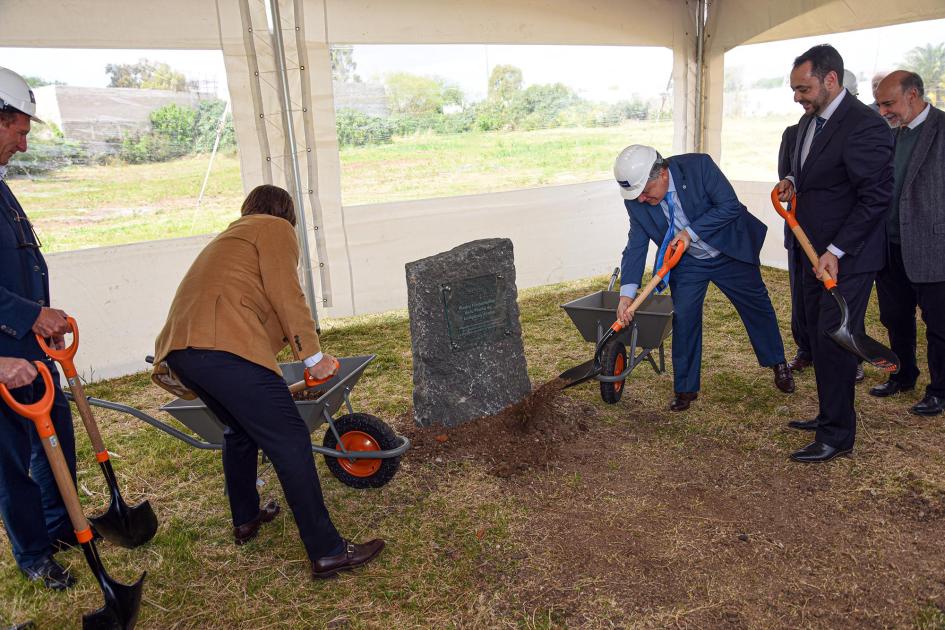 Autoridades, incluyendo Paganini, toman palas y cavan la tierra, simbólicamente