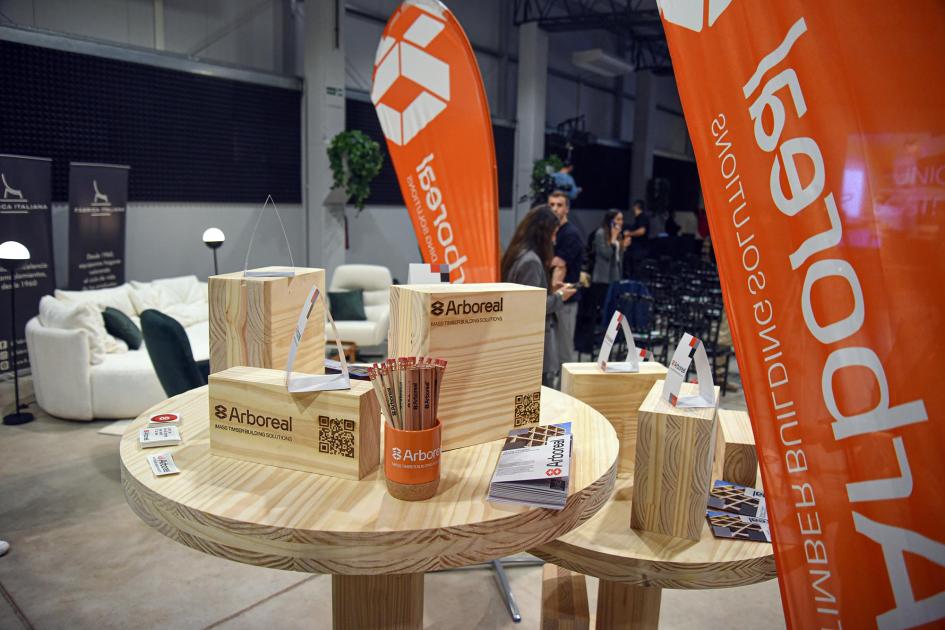 La actividad reunió a empresas del sector forestal-maderero Mesas y banners con artículos de marcas patrocinantes