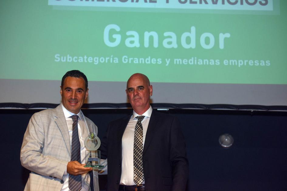 Representante del ganador de la categoría Comercial y Servicios, Nuevocentro, recibe el premio