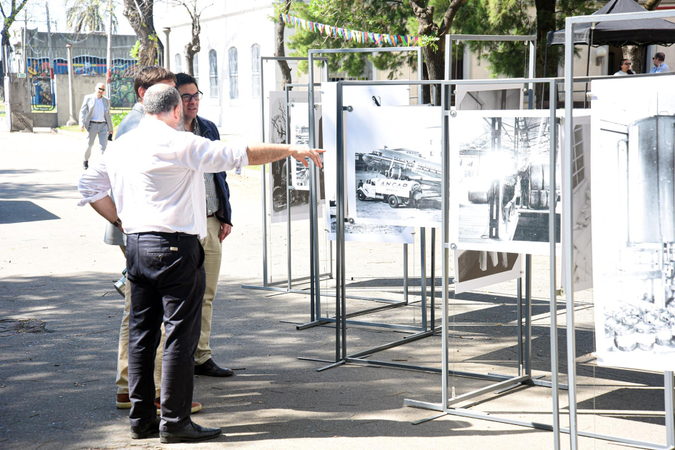 Personas miran y señalan fotogalería