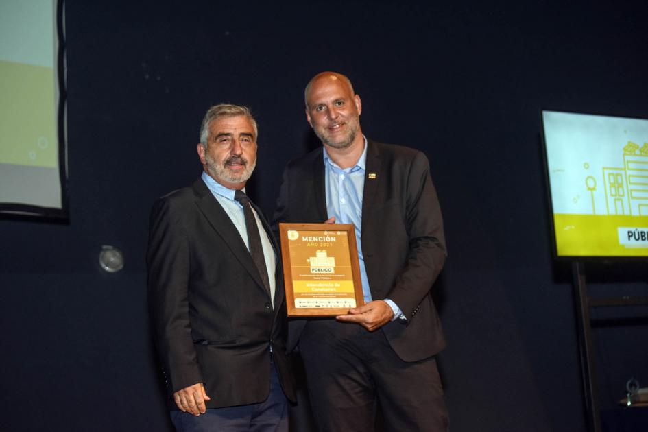 Mención de la categoría Comercial y Servicios, Cerro Místico Representante de Cerro Místico, mención de la categoría Comercial y Servicios, recibe reconocimiento