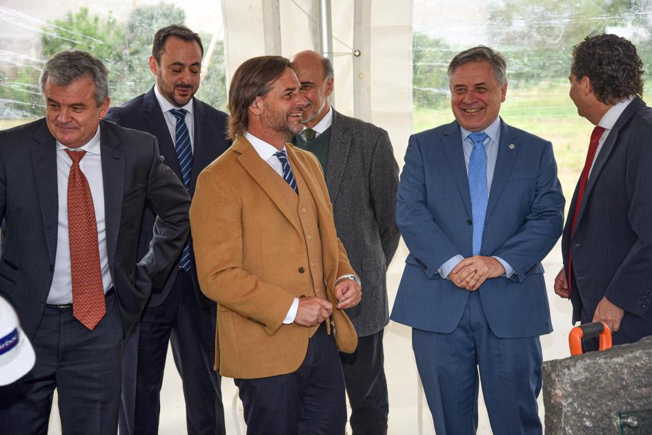Autoridades dieron fin al evento de Virbac Uruguay Autoridades sonríen; entre ellas están Lacalle Pou y Paganini