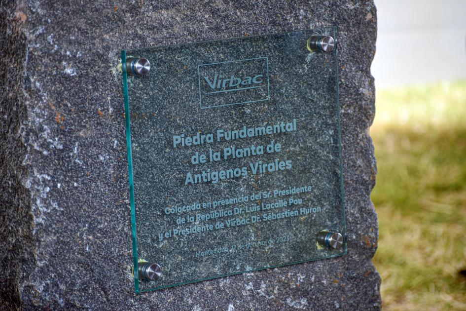 Placa que marca la piedra fundamental de la construcción de la planta